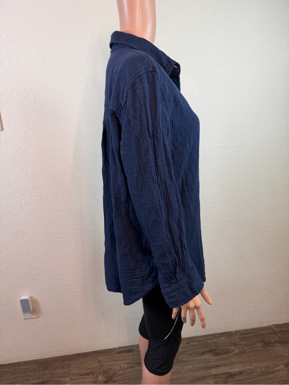 Aritzia Little Moon Women's Sail Shirt 100% Cotton Button-Up Gauze Navy Size Sm - Picture 3 of 15